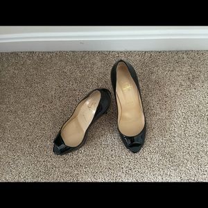 Peep toe patent pump